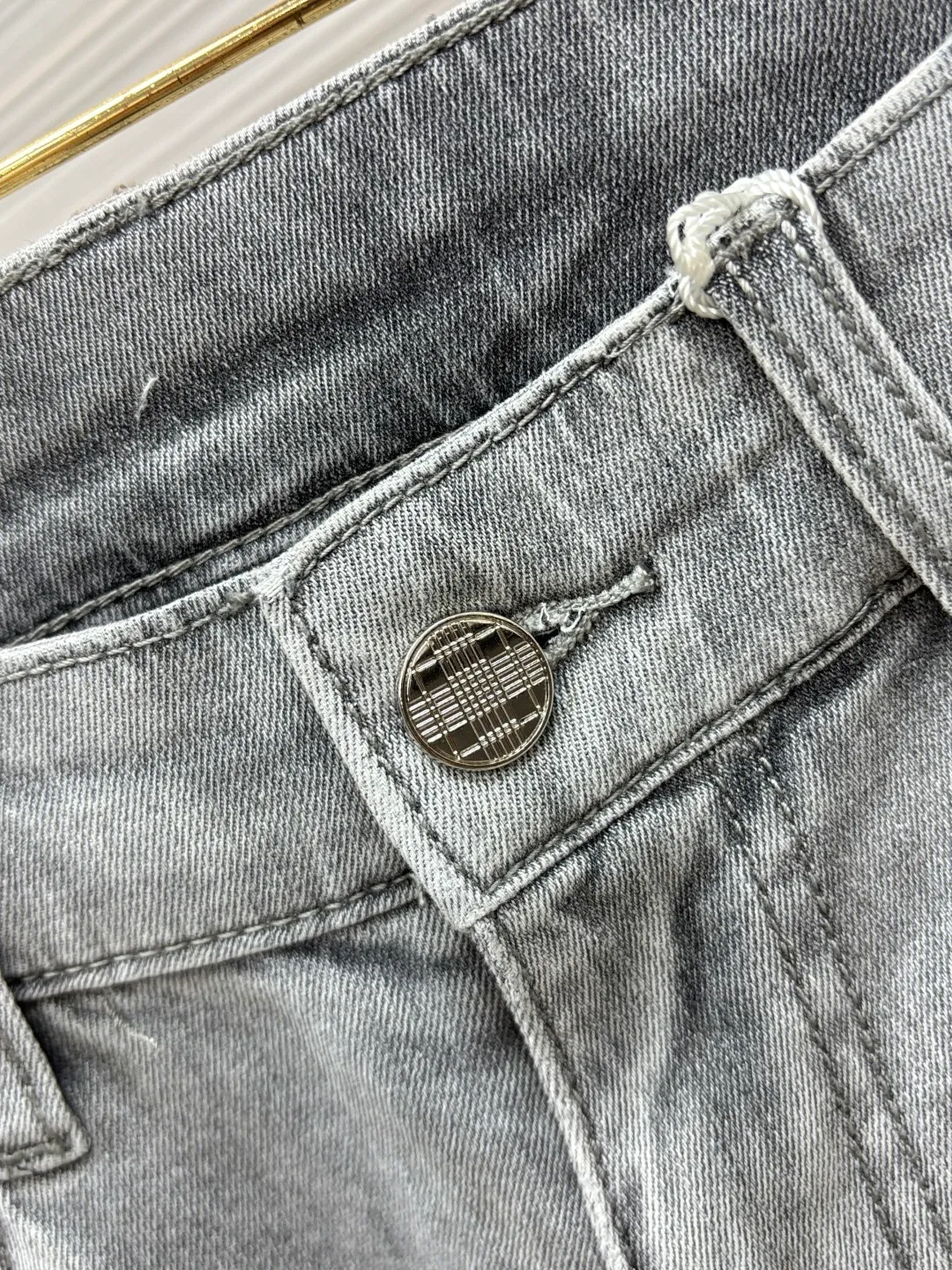 Valentino's latest jeans for spring 2026. Stress-free when entering and exiting the store. Best-selling models at the counter. Shared taste and value. Very comfortable to wear. Low-key yet luxurious. Very classy to wear. Needless to say the trousers style and cut. The upper body is exquisite and vivid. Really first-class and top-quality materials. Really palace-level casual pants, using Turkish cotton. The most famous denim fabric is produced. Quality. After heavy washing, the pants are very soft. Straight-leg version. Not picky, the upper body is absolutely stylish and extremely luxurious! Lb Size：29-38